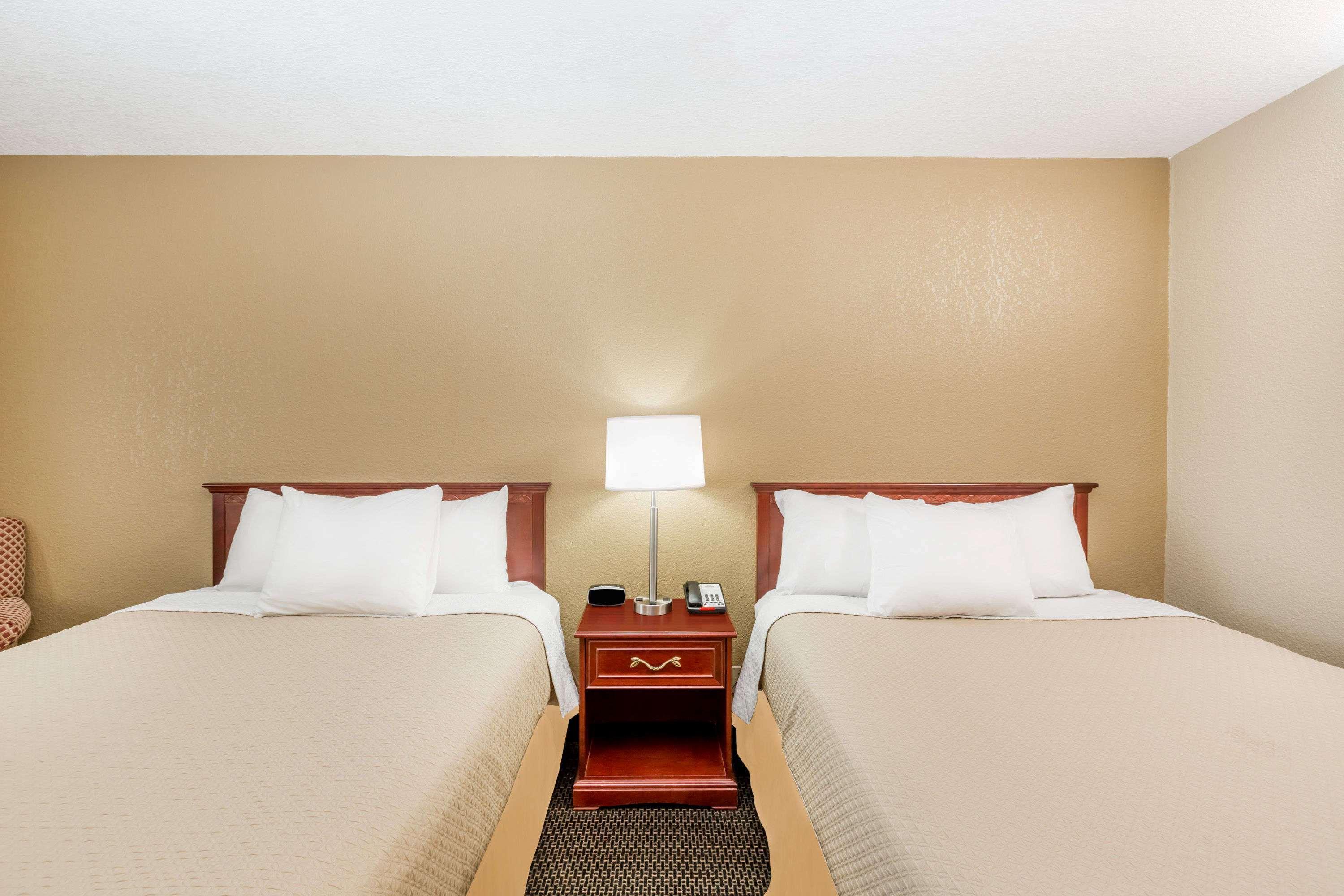 Days Inn By Wyndham Clive - West Des Moines Extérieur photo