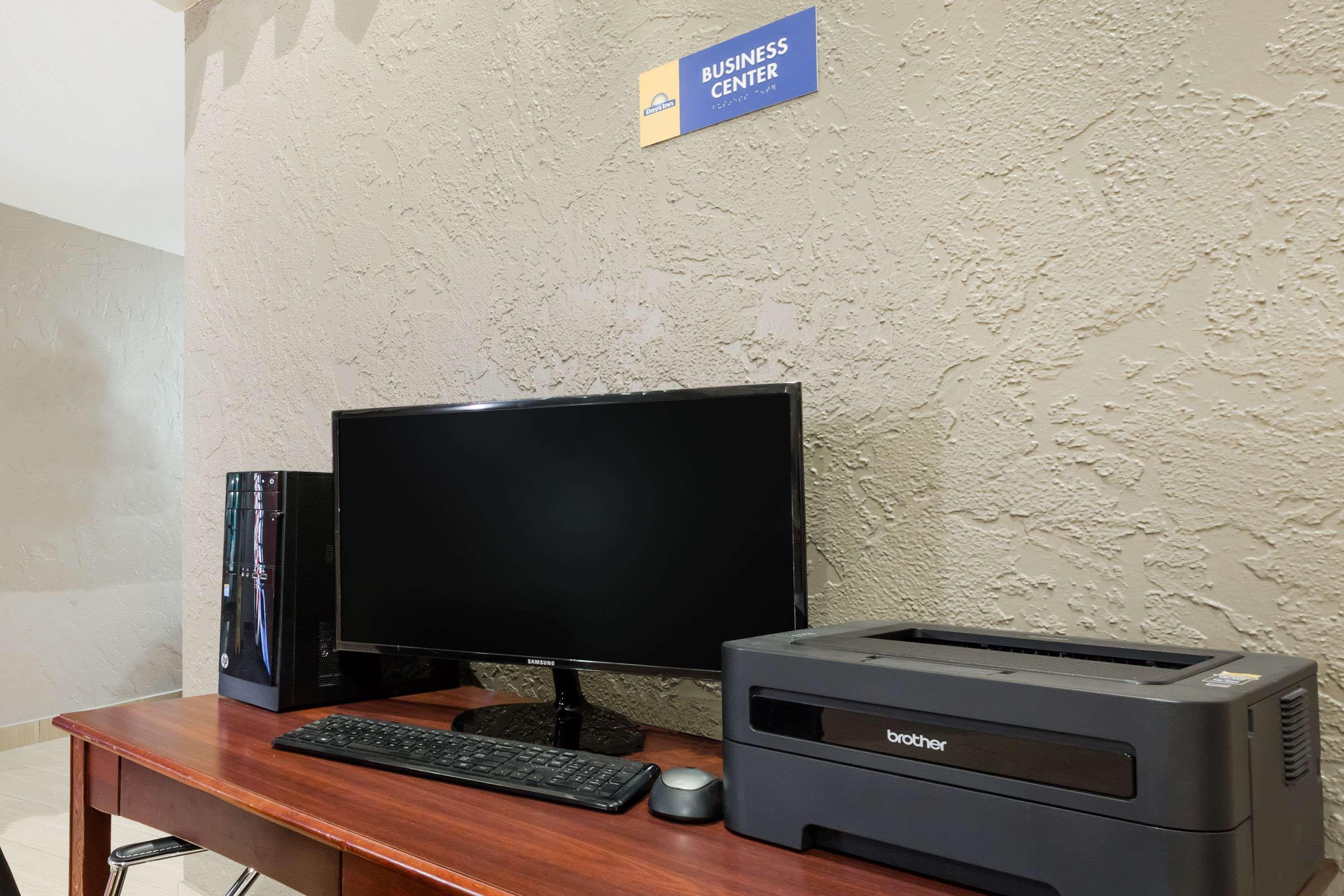 Days Inn By Wyndham Clive - West Des Moines Extérieur photo