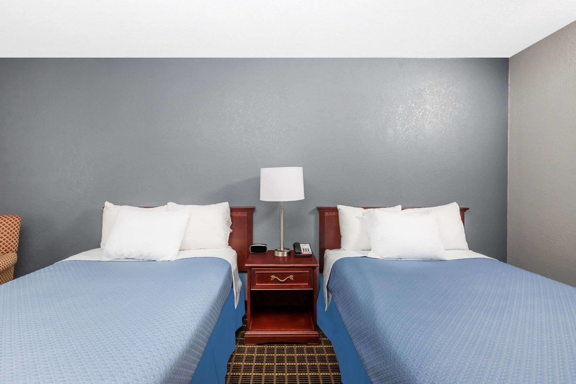 Days Inn By Wyndham Clive - West Des Moines Extérieur photo